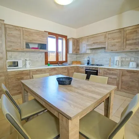 Getawaynpetto Private Duplex Maisonette With Jacuzzi Hot Tub Mgarr