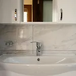 Dom wakacyjny Getawaynpetto Private Duplex Maisonette With Jacuzzi Hot Tub *