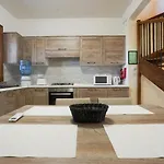 Dom wakacyjny Getawaynpetto Private Duplex Maisonette With Jacuzzi Hot Tub *