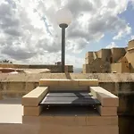 Dom wakacyjny Getawaynpetto Private Duplex Maisonette With Jacuzzi Hot Tub *