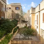 Dom wakacyjny Getawaynpetto Private Duplex Maisonette With Jacuzzi Hot Tub Mgarr