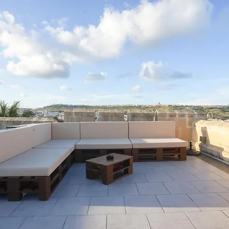 Getawaynpetto Private Duplex Maisonette With Jacuzzi Hot Tub Mgarr