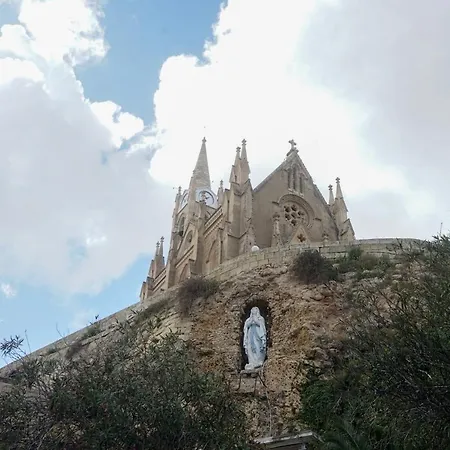 Getawaynpetto Private Duplex Maisonette With Jacuzzi Hot Tub Mgarr