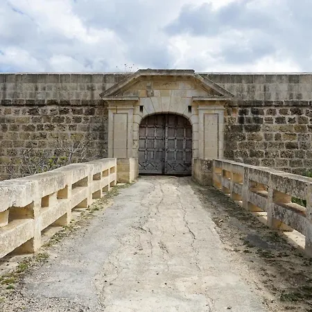 Getawaynpetto Private Duplex Maisonette With Jacuzzi Hot Tub Hébergement de vacances Mgarr