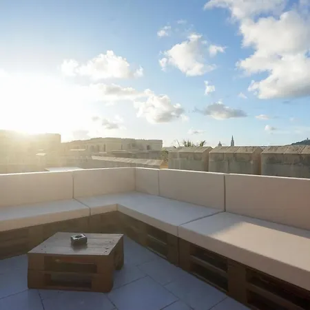 Getawaynpetto Private Duplex Maisonette With Jacuzzi Hot Tub Mgarr