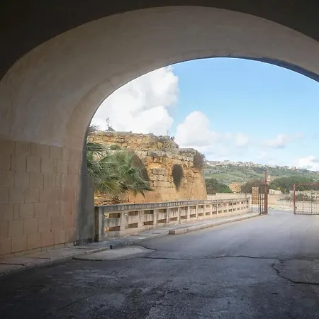 Getawaynpetto Private Duplex Maisonette With Jacuzzi Hot Tub Mgarr