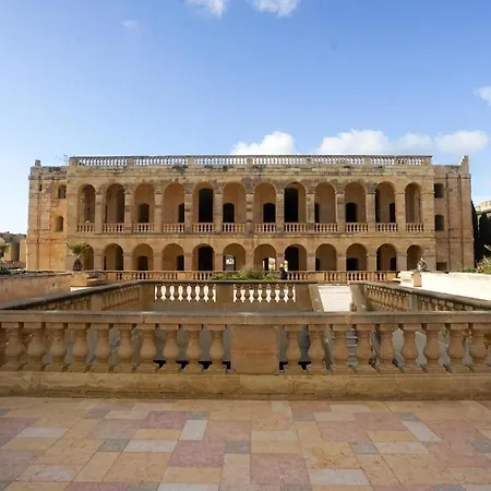 Getawaynpetto Private Duplex Maisonette With Jacuzzi Hot Tub Hébergement de vacances Mgarr