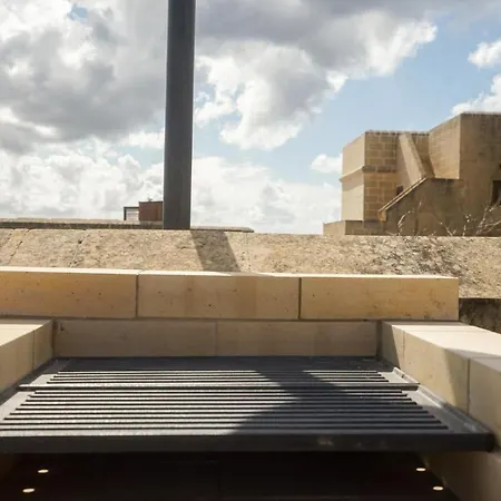 Hébergement de vacances Getawaynpetto Private Duplex Maisonette With Jacuzzi Hot Tub Mgarr