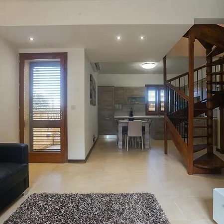 Hébergement de vacances Getawaynpetto Private Duplex Maisonette With Jacuzzi Hot Tub Mgarr