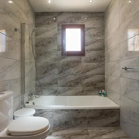 Getawaynpetto Private Duplex Maisonette With Jacuzzi Hot Tub