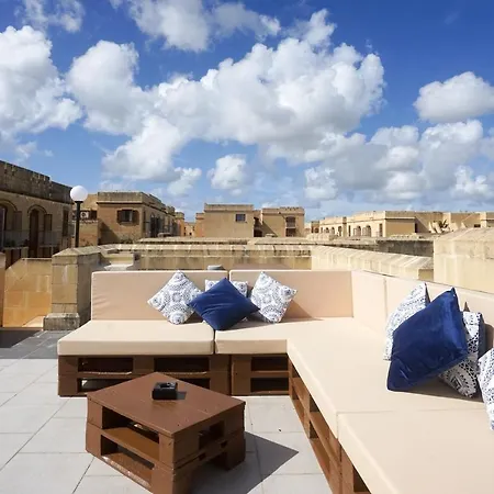 Hébergement de vacances Getawaynpetto Private Duplex Maisonette With Jacuzzi Hot Tub Mgarr