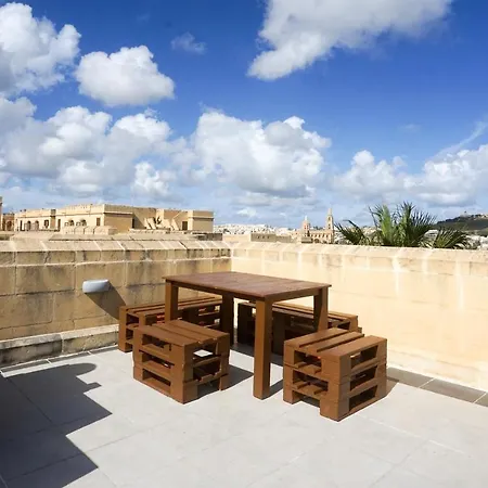Getawaynpetto Private Duplex Maisonette With Jacuzzi Hot Tub Mgarr