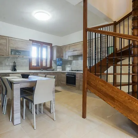 Getawaynpetto Private Duplex Maisonette With Jacuzzi Hot Tub Mgarr