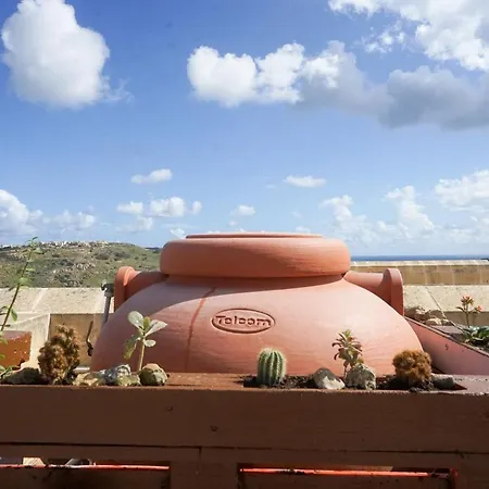 Getawaynpetto Private Duplex Maisonette With Jacuzzi Hot Tub Mgarr