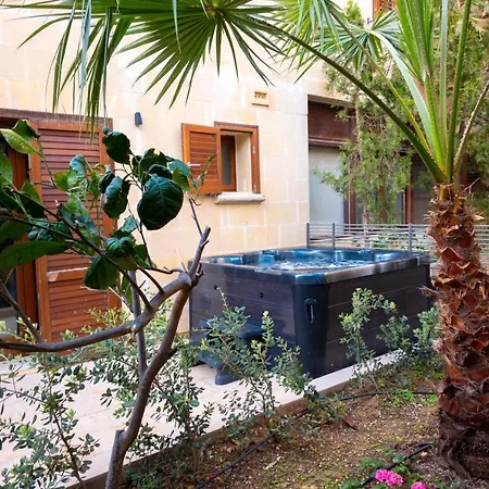 Getawaynpetto Private Duplex Maisonette With Jacuzzi Hot Tub *