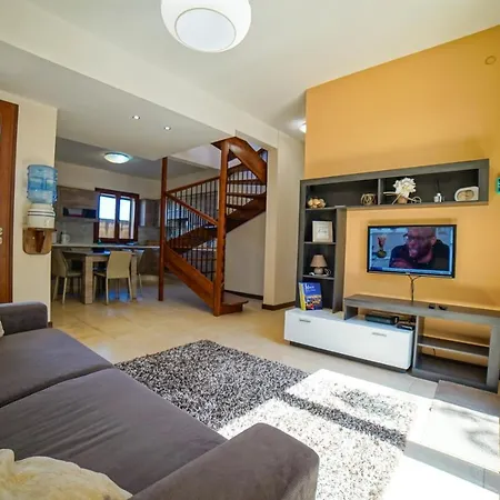 Hébergement de vacances Getawaynpetto Private Duplex Maisonette With Jacuzzi Hot Tub *