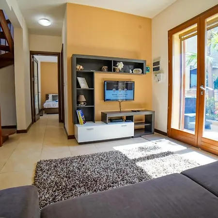 Hébergement de vacances Getawaynpetto Private Duplex Maisonette With Jacuzzi Hot Tub