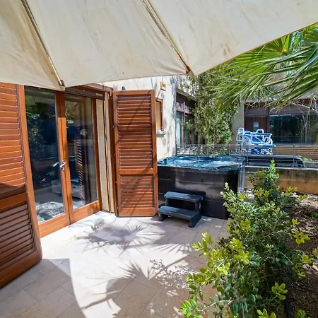 Getawaynpetto Private Duplex Maisonette With Jacuzzi Hot Tub Mgarr