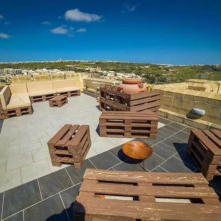 Getawaynpetto Private Duplex Maisonette With Jacuzzi Hot Tub Mgarr