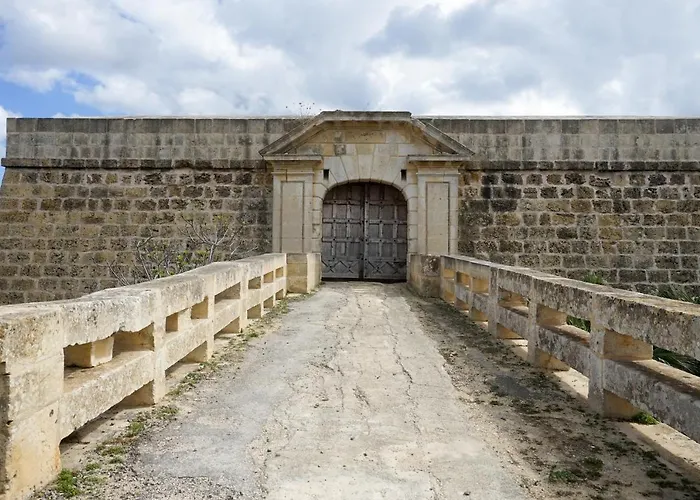 Getawaynpetto Private Duplex Maisonette With Jacuzzi Hot Tub Дом отдыха Mgarr