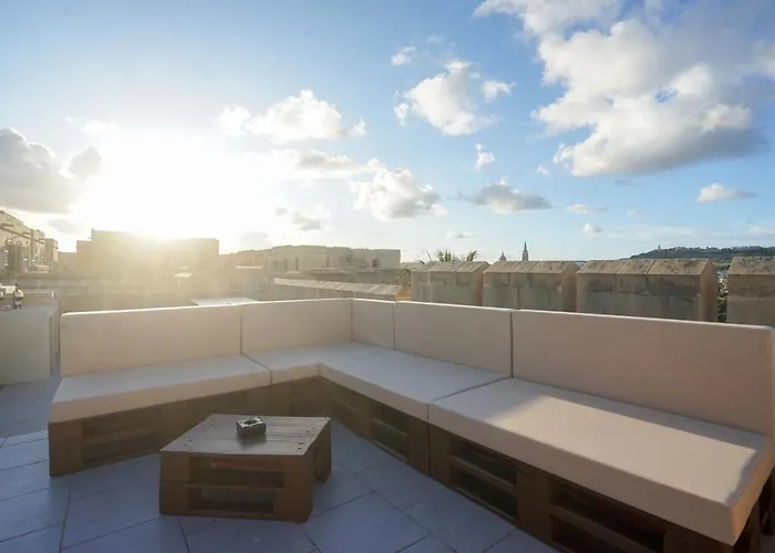 Getawaynpetto Private Duplex Maisonette With Jacuzzi Hot Tub Mgarr