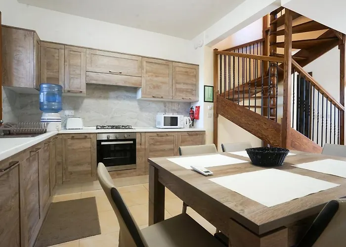Getawaynpetto Private Duplex Maisonette With Jacuzzi Hot Tub * Mgarr