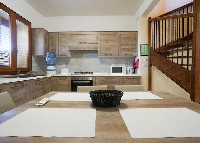 Дом отдыха Getawaynpetto Private Duplex Maisonette With Jacuzzi Hot Tub *