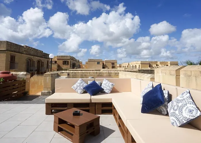 Дом отдыха Getawaynpetto Private Duplex Maisonette With Jacuzzi Hot Tub Mgarr