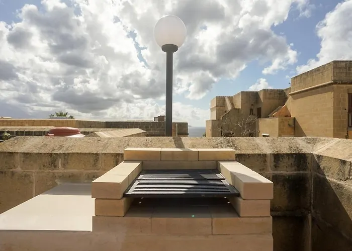 Дом отдыха Getawaynpetto Private Duplex Maisonette With Jacuzzi Hot Tub *