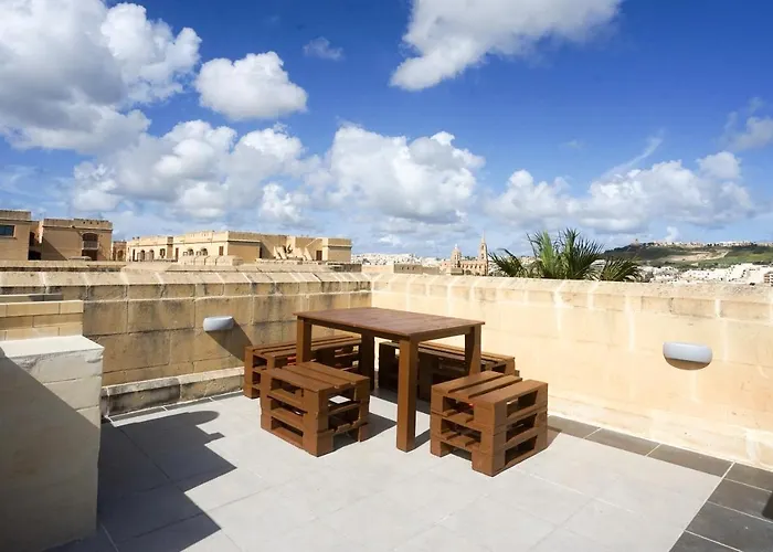 Getawaynpetto Private Duplex Maisonette With Jacuzzi Hot Tub Mgarr