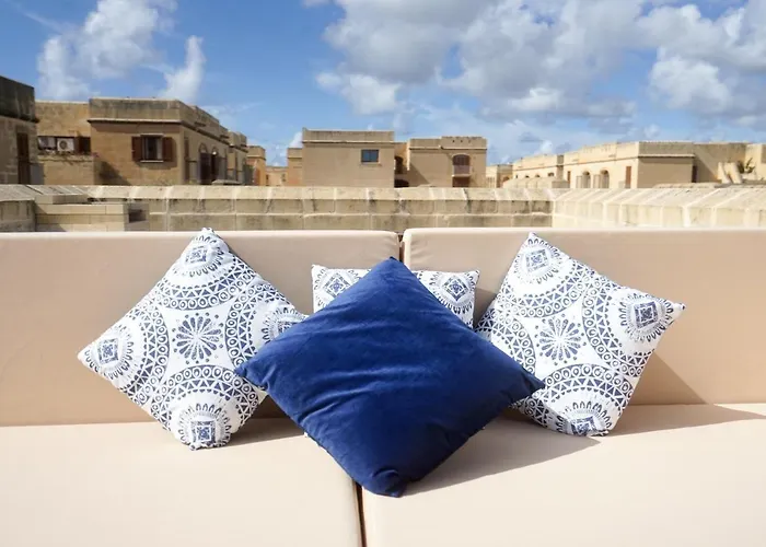 Дом отдыха Getawaynpetto Private Duplex Maisonette With Jacuzzi Hot Tub Mgarr