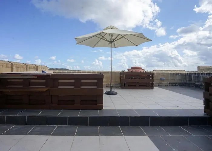 Дом отдыха Getawaynpetto Private Duplex Maisonette With Jacuzzi Hot Tub