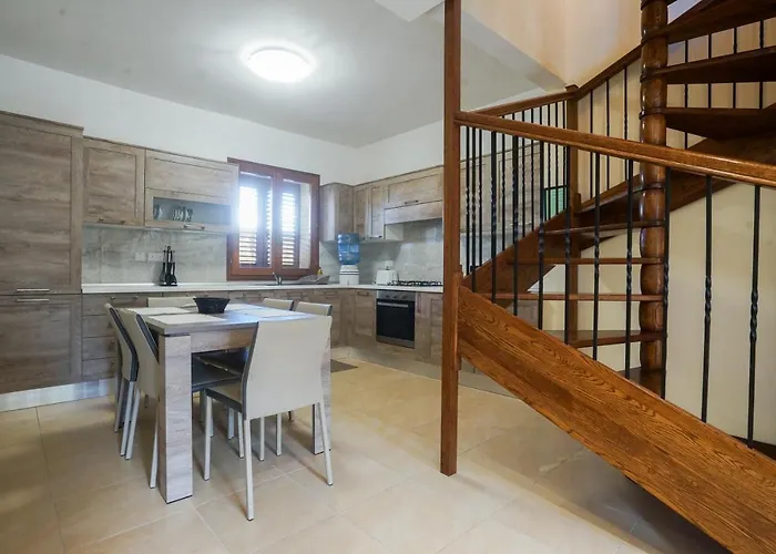 Getawaynpetto Private Duplex Maisonette With Jacuzzi Hot Tub Mgarr