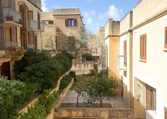 Дом отдыха Getawaynpetto Private Duplex Maisonette With Jacuzzi Hot Tub Mgarr