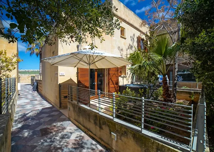 Дом отдыха Getawaynpetto Private Duplex Maisonette With Jacuzzi Hot Tub